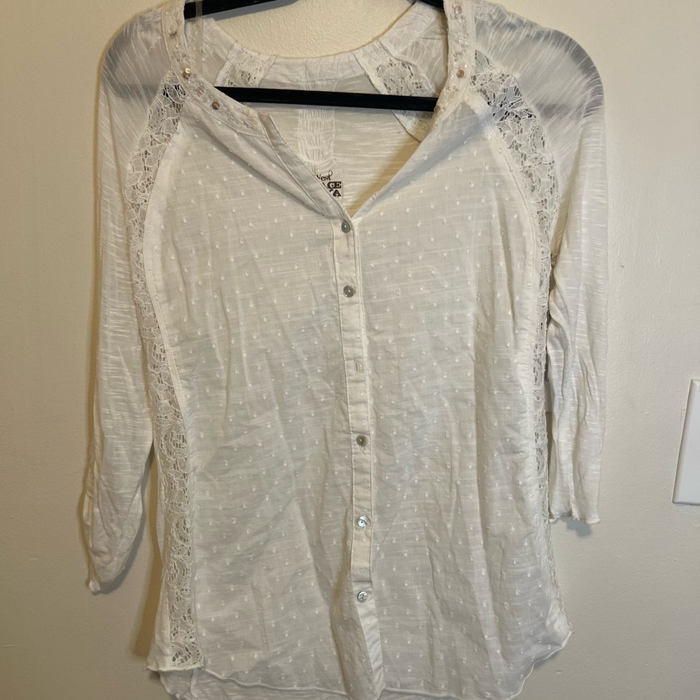 ⚡️⚡️$4 flash sale 😮👏 Nine West White Button-Down Shirt with Lace Accents
